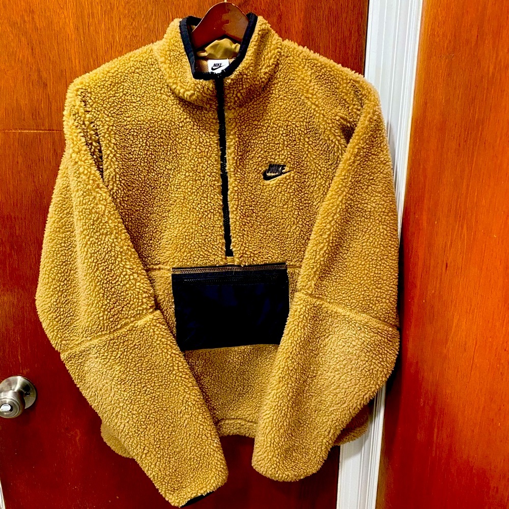 Nike Sherpa 1/2 Zip Pullover. Warm, lined, like new, Men Small but runs medium.